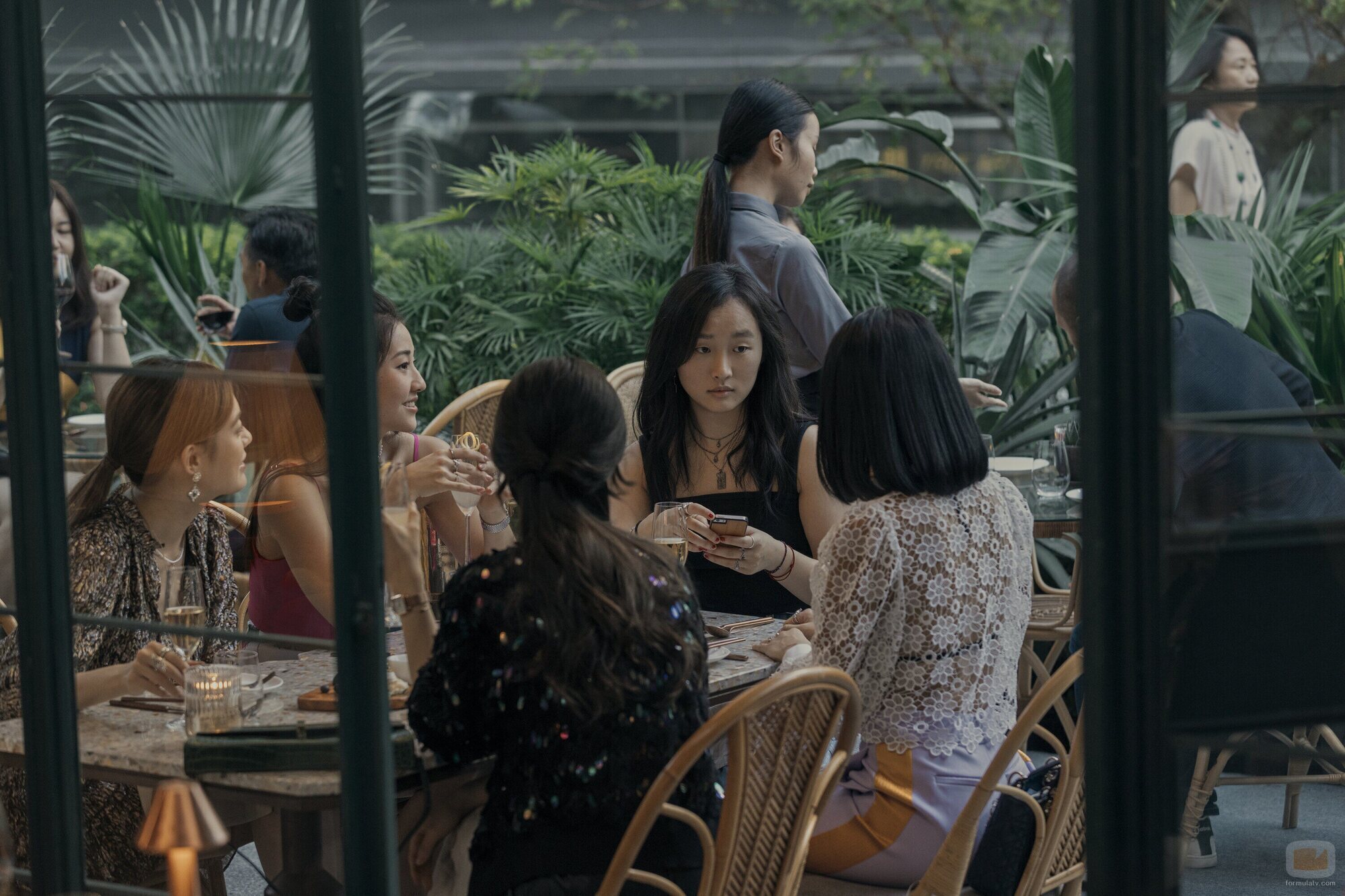 Ji-young Yoo en el 1x01 de 'The Expatriates'