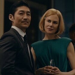 Still de Nicole Kidman y Sarayu Blue en el 1x01 de 'Expatriadas'