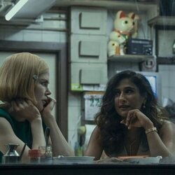 Nicole Kidman y Sarayu Blue en Capítulo 1 titulado 'The Peak' de 'Expatriadas'