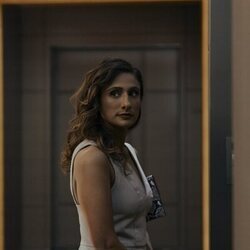 Escena de Sarayu Blue en Capítulo 1 titulado 'The Peak' de 'Expatriadas'