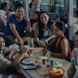 Amelyn Pardenilla en 1x01 titulado 'The Peak' de 'Expatriadas'