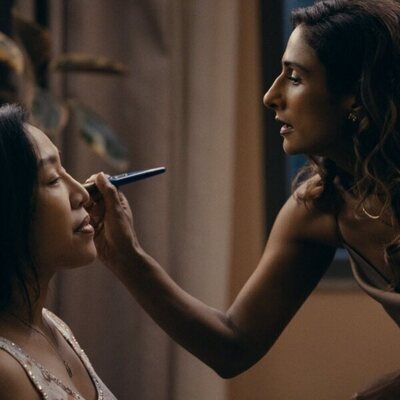 Sarayu Blue en el 1x01 de 'Expats'