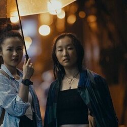 Escena de Ji-young Yoo en 1x01 titulado 'The Peak' de 'Expatriadas'