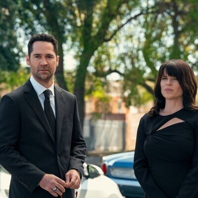 Neve Campbell y Manuel Garcia-Rulfo en el 'Una relación improbable' de 'The Lincoln Lawyer'