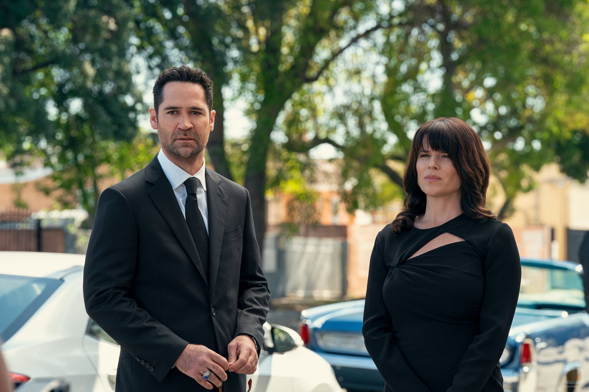 Neve Campbell y Manuel Garcia-Rulfo en el 'Una relación improbable' de 'The Lincoln Lawyer'
