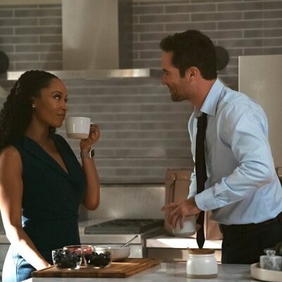 Yaya DaCosta y Manuel Garcia-Rulfo en 'Una relación improbable' de 'The Lincoln Lawyer'
