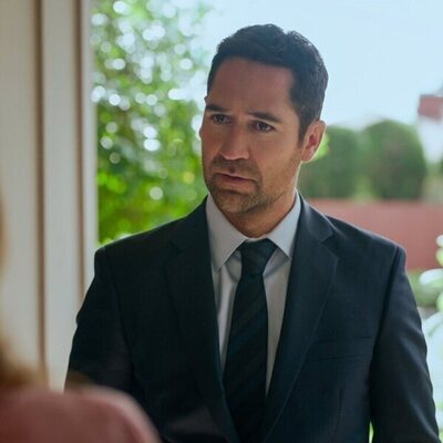 Manuel Garcia-Rulfo y Allyn Moriyon en 'Una relación improbable' de 'El abogado del Lincoln'