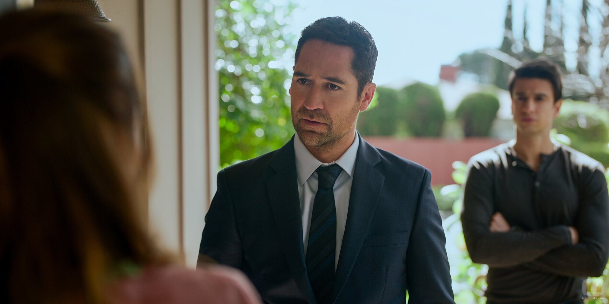 Manuel Garcia-Rulfo y Allyn Moriyon en 'Una relación improbable' de 'El abogado del Lincoln'