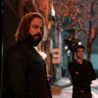 Angus Sampson y Allyn Moriyon en el 3x03 de 'The Lincoln Lawyer'