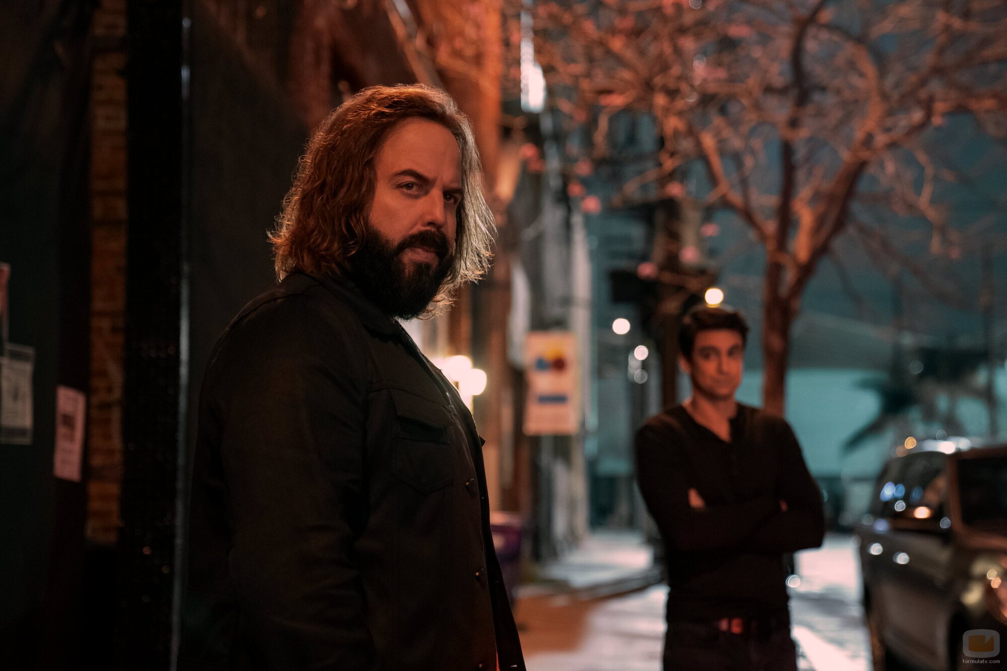 Angus Sampson y Allyn Moriyon en el 3x03 de 'The Lincoln Lawyer'