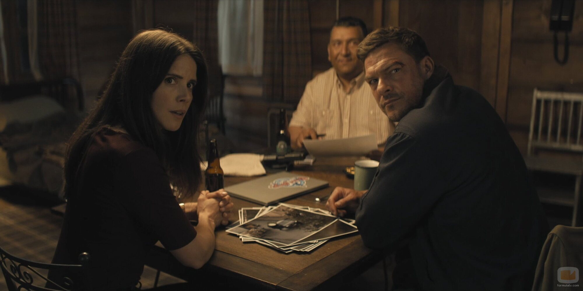 Alan Ritchson y Sonya Cassidy en 'Dominique' de 'Reacher'