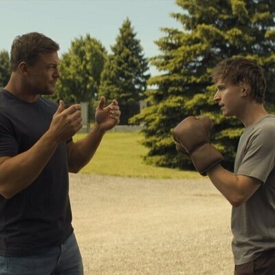 Alan Ritchson y Johnny Berchtold en la temporada 3 y el capítulo 04 de 'Reacher'