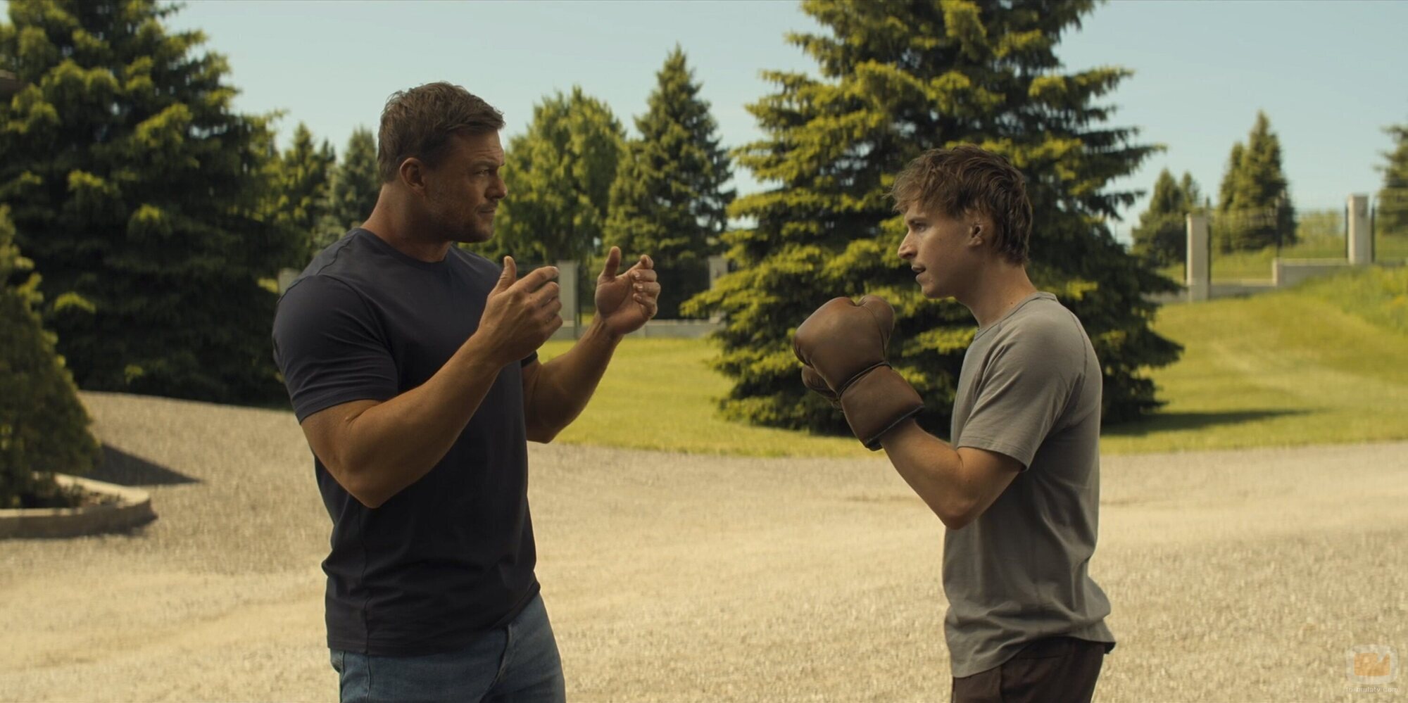 Alan Ritchson y Johnny Berchtold en la temporada 3 y el capítulo 04 de 'Reacher'