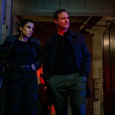 Kadia Saraf y Dominic Fumusa en 'Dexter: Resurrection'