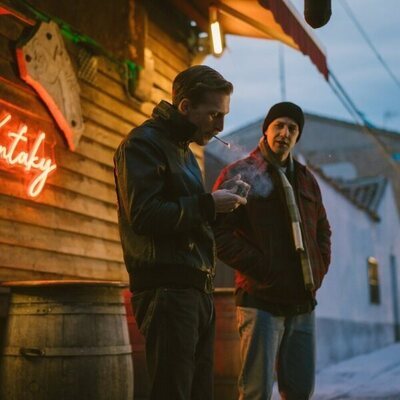 Escena de Austin Amelio en 1x05 titulado 'El Sargento Andrew Taylor' de 'Cuando nadie nos ve'