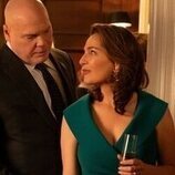 Vincent D'Onofrio y Ayelet Zurer en 1x06 'Fuerza excesiva' de 'Daredevil: Born Again'