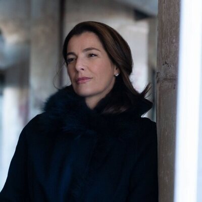 Ayelet Zurer en 1x07 'Arte por el bien del arte' de 'Daredevil: Born Again'