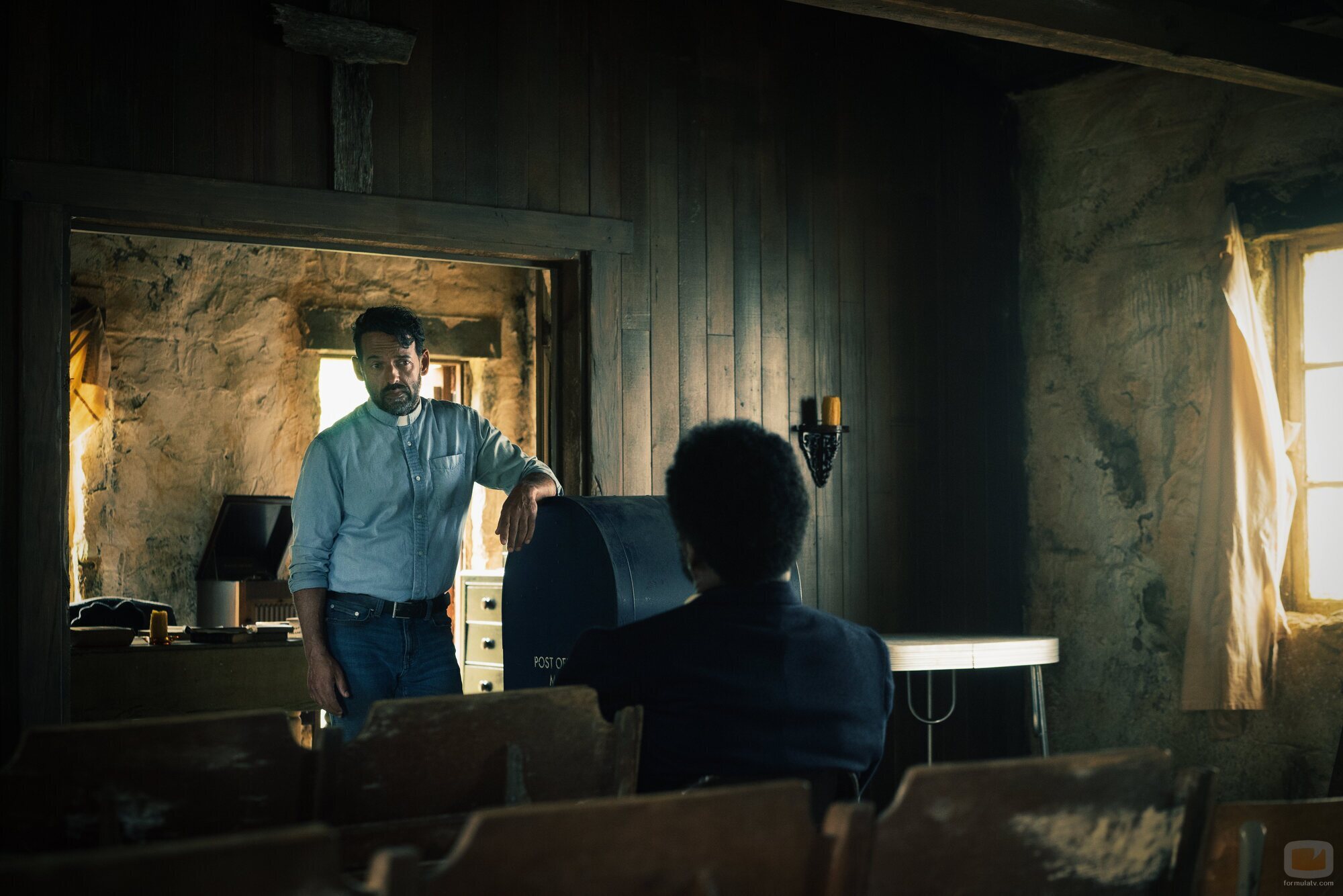 Shaun Majumder en la temporada 1 y el capítulo 03 de 'From'