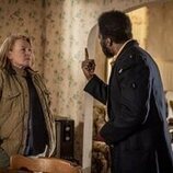 Harold Perrineau y Elizabeth Saunders en Capítulo 1 titulado 'Destrozar' de 'From'