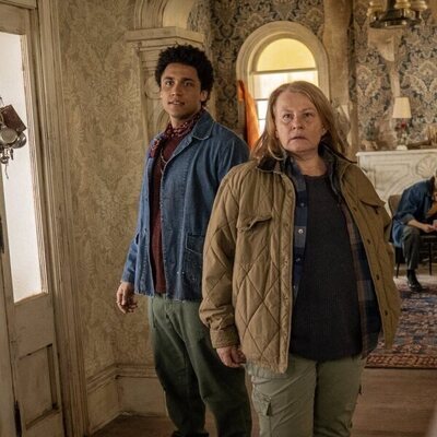 Corteon Moore y Elizabeth Saunders en el 3x01 de 'From'