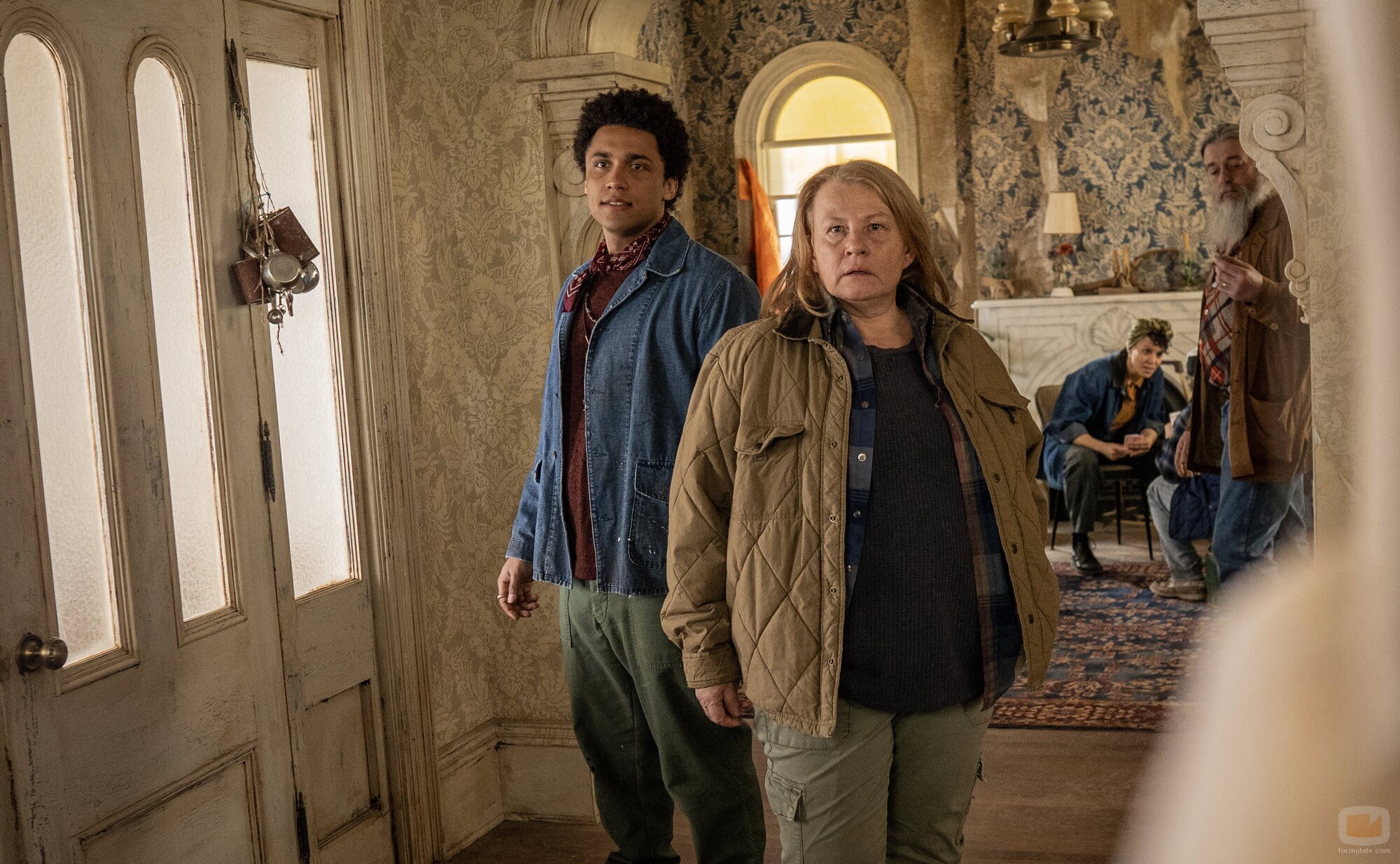 Corteon Moore y Elizabeth Saunders en el 3x01 de 'From'