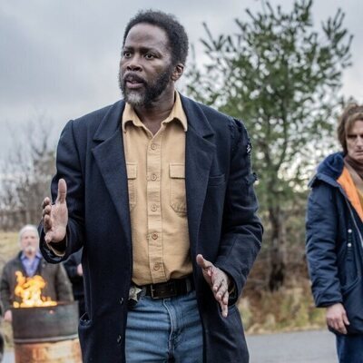 Harold Perrineau y Simon Webster en la temporada 3 y el capítulo 01 de 'From'