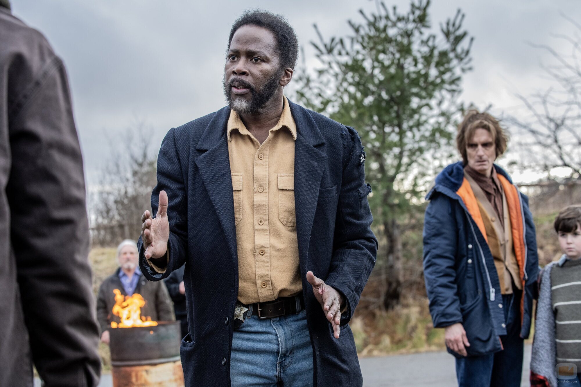 Harold Perrineau y Simon Webster en la temporada 3 y el capítulo 01 de 'From'