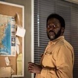Escena de Harold Perrineau en 'Destrozar' de 'FROM'