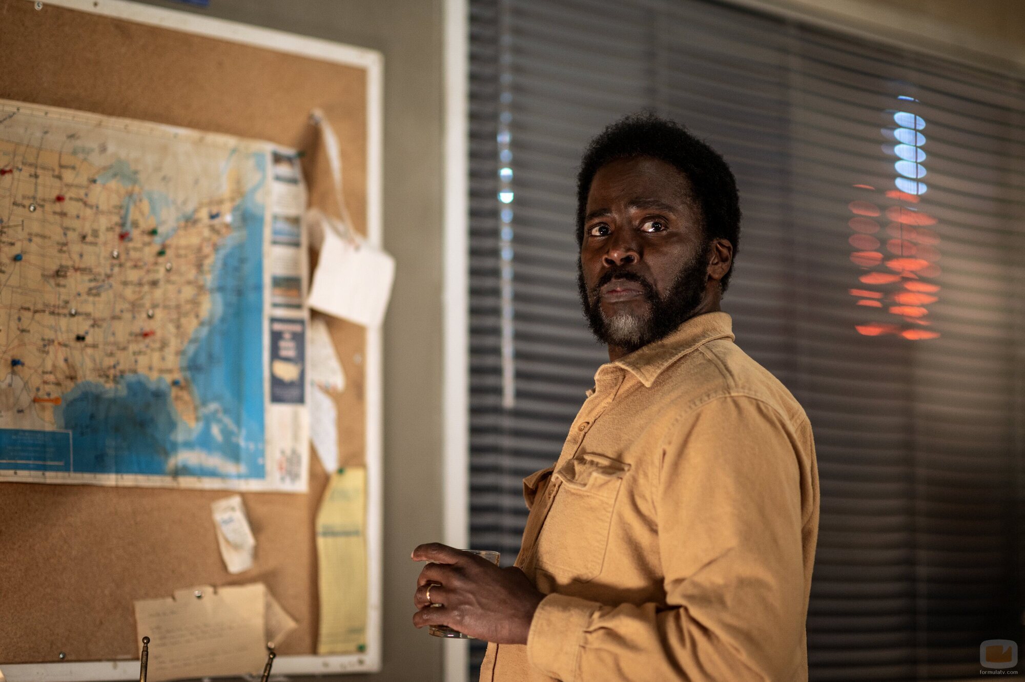 Escena de Harold Perrineau en 'Destrozar' de 'FROM'