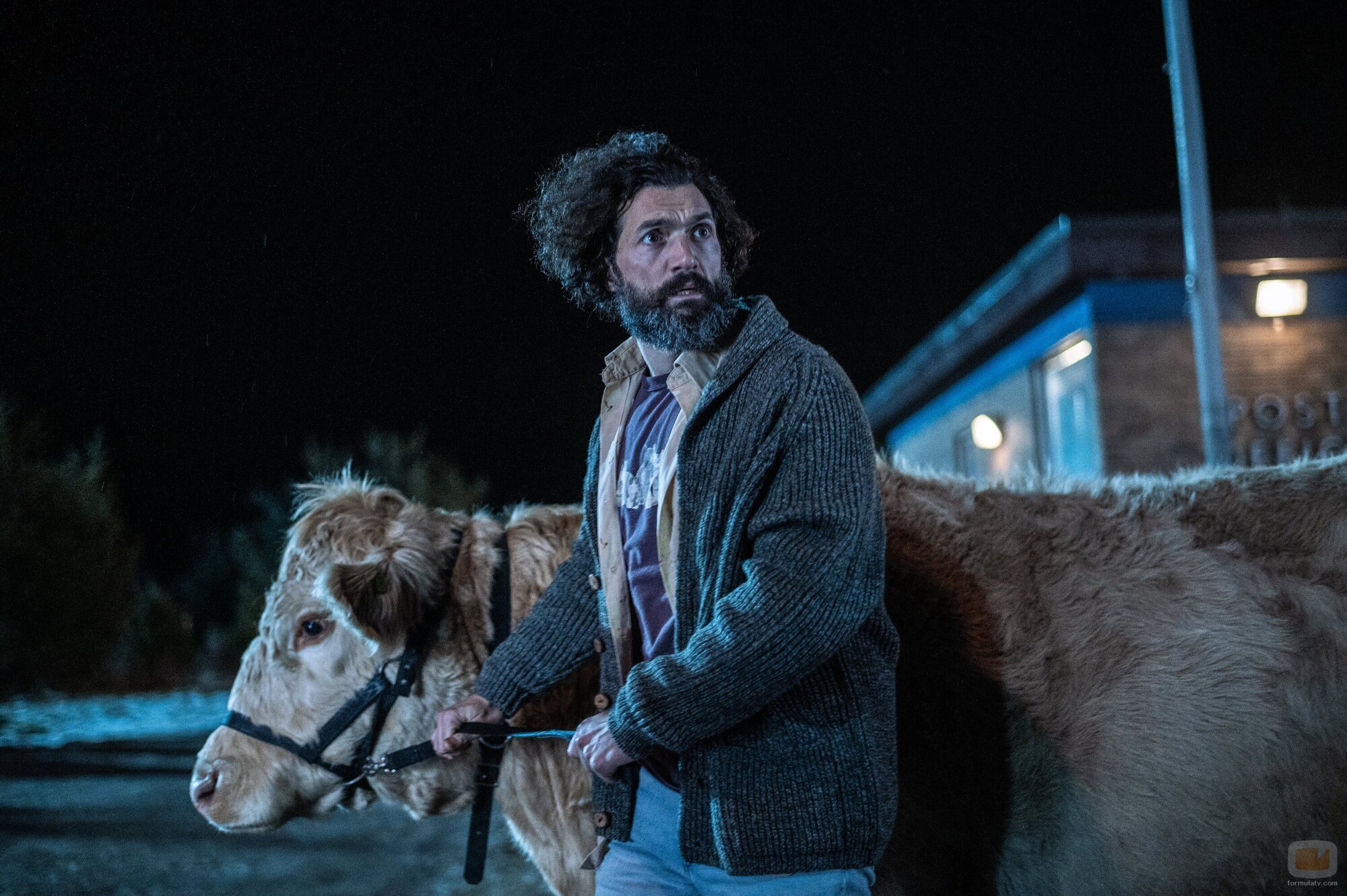 Shaun Majumder en el 3x01 de 'FROM'