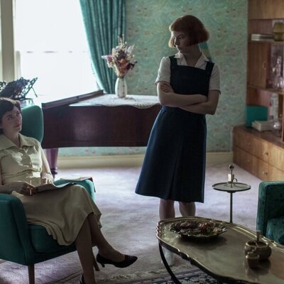 Anya Taylor-Joy y Chloe Pirrie en 1x02 titulado 'Intercambios' de 'Gambito de dama'