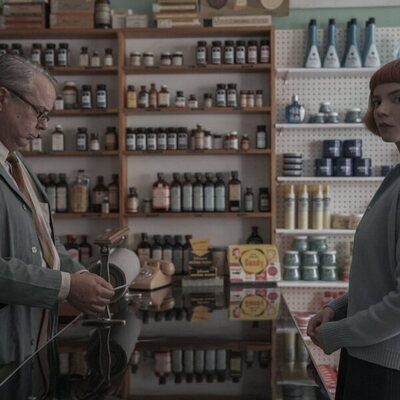Bill Camp y Anya Taylor-Joy en el 1x02 de 'The Queen's Gambit'