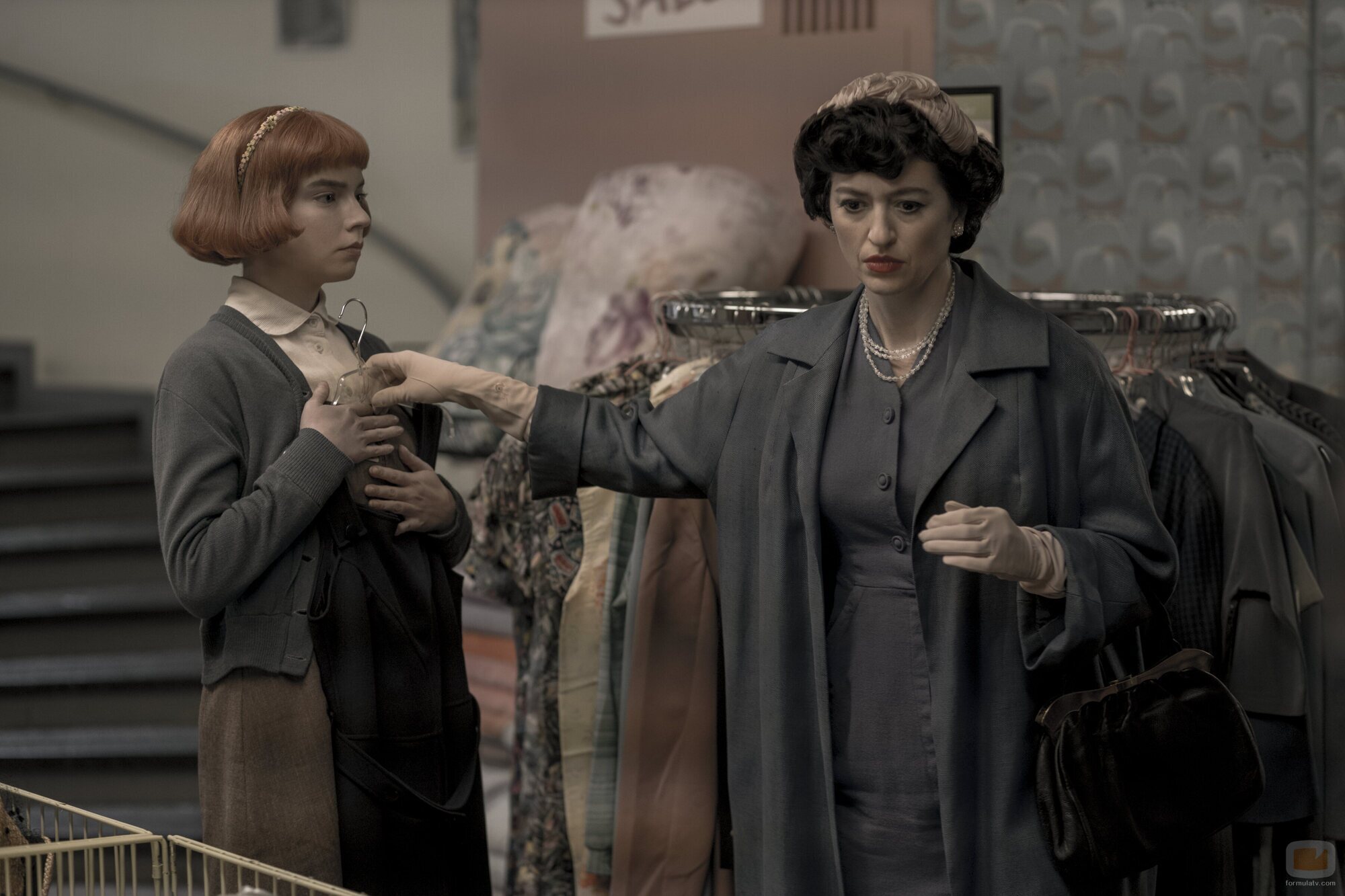 Anya Taylor-Joy y Marielle Heller en Capítulo 2 titulado 'Intercambios' de 'Gambito de dama'