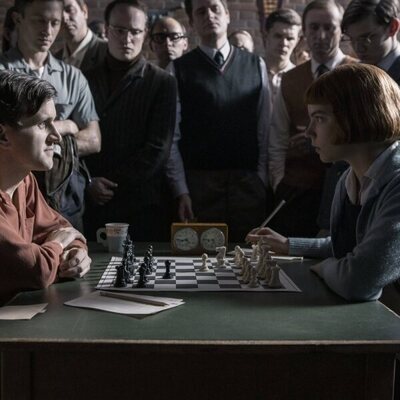 Anya Taylor-Joy y Harry Melling en 1x02 titulado 'Intercambios' de 'Gambito de dama'
