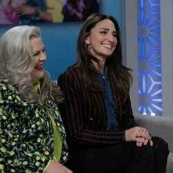 Sara Bareilles y Paula Pell en el 3x01 de 'Girls 5 eva'