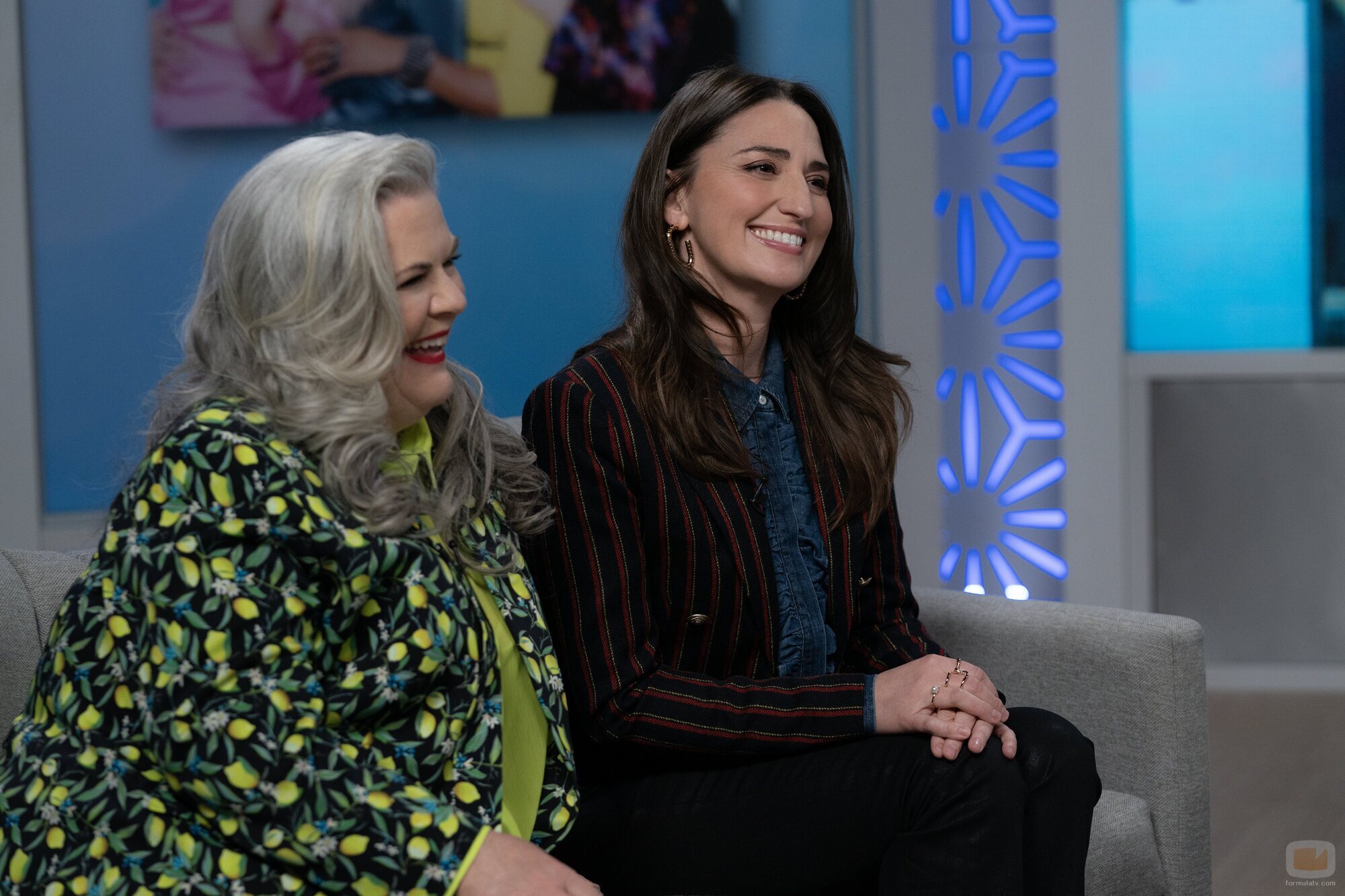 Sara Bareilles y Paula Pell en el 3x01 de 'Girls 5 eva'