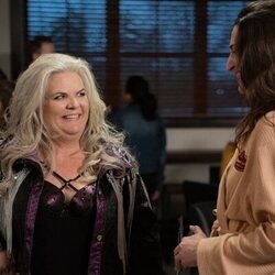 Sara Bareilles y Paula Pell en la temporada 3 y el capítulo 01 de 'Girls5eva'