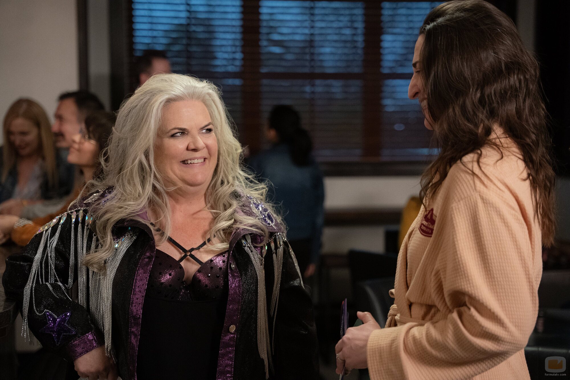 Sara Bareilles y Paula Pell en la temporada 3 y el capítulo 01 de 'Girls5eva'