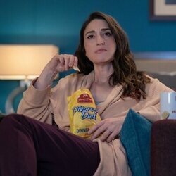 Sara Bareilles en el 'Fort Worth' de 'Girls 5 eva'