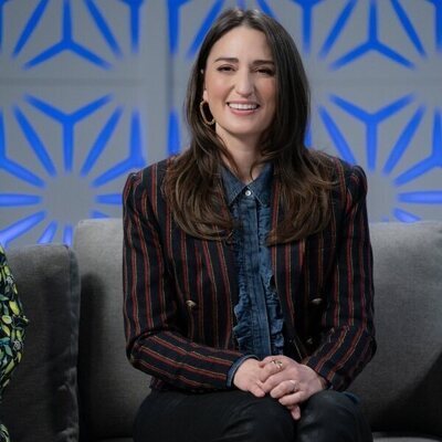 Sara Bareilles en el 3x01 de 'Girls 5 eva'