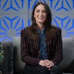 Sara Bareilles en el 3x01 de 'Girls 5 eva'