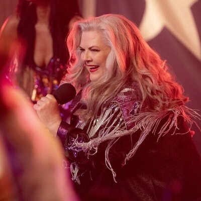 Paula Pell en 3x01 titulado 'Fort Worth' de 'Girls5eva'