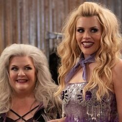 Busy Philipps y Paula Pell en 3x01 titulado 'Fort Worth' de 'Girls5eva'