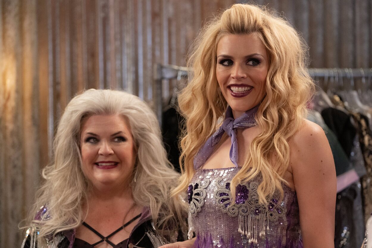 Busy Philipps y Paula Pell en 3x01 titulado 'Fort Worth' de 'Girls5eva'