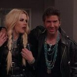 Busy Philipps en Capítulo 2 titulado 'Bomont' de 'Girls5eva'