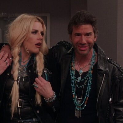 Busy Philipps en Capítulo 2 titulado 'Bomont' de 'Girls5eva'