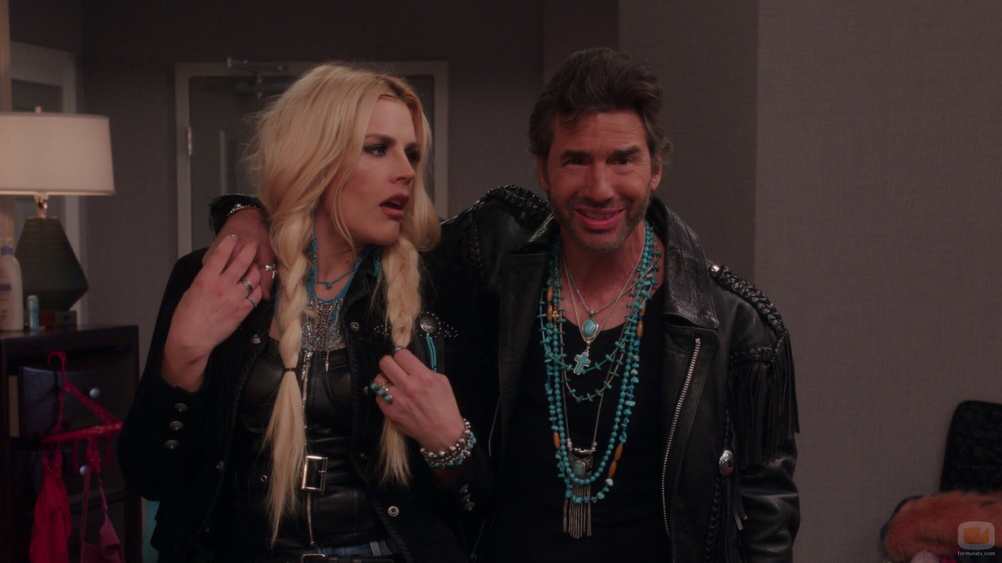 Busy Philipps en Capítulo 2 titulado 'Bomont' de 'Girls5eva'