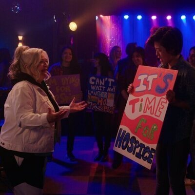 Imagen de Paula Pell en 'Bomont' de 'Girls5eva'