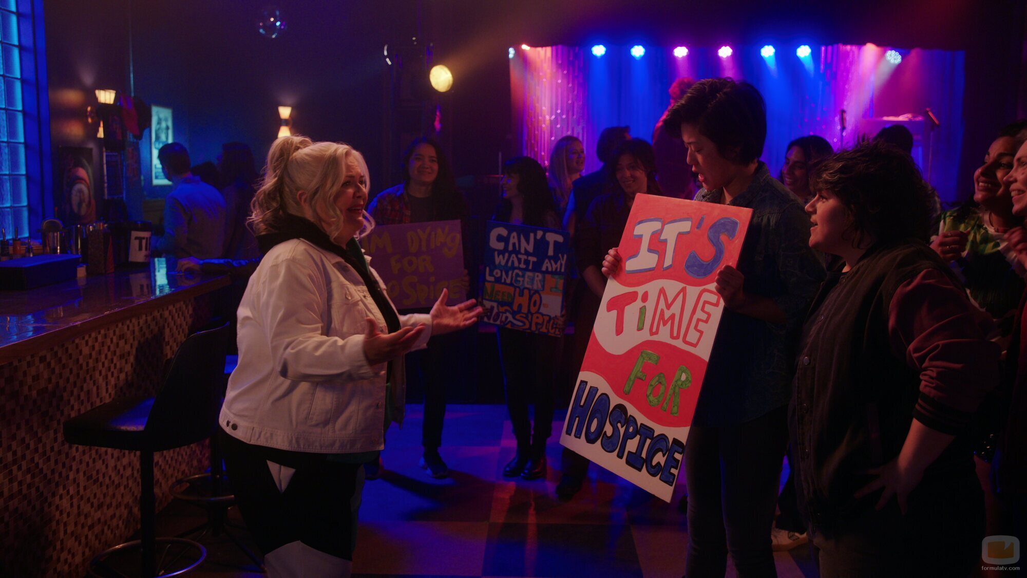 Imagen de Paula Pell en 'Bomont' de 'Girls5eva'