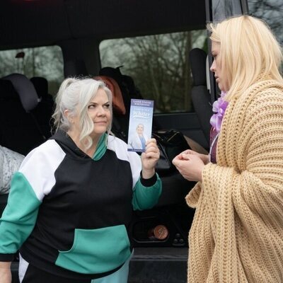 Busy Philipps y Paula Pell en 3x03 'Clarksville' de 'Girls5eva'